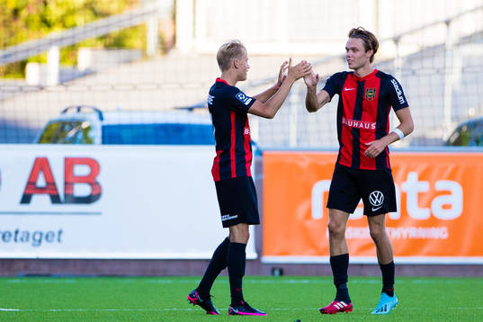 Brommapojkarnas Oskar Fallenius och Albin Linnér jublar