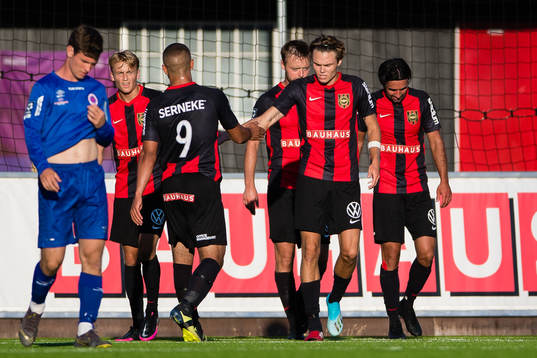 Brommapojkarnas Albin Linnér jublar