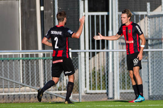 Brommapojkarnas Albin Linnér jublar