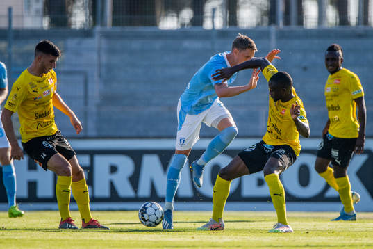 Malmö FFs Sören Rieks och Mjällbys Moses Orwohicho Ogbu