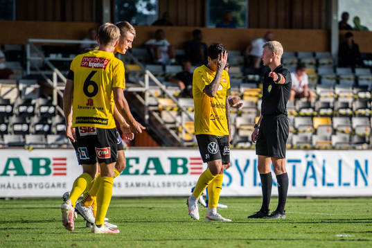 Domare Adam Ladebäck signalerar för straffspark för