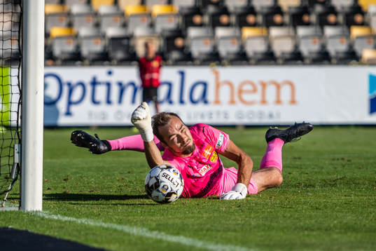 Mjällbys målvakt Carl-Johan Eriksson räddar en