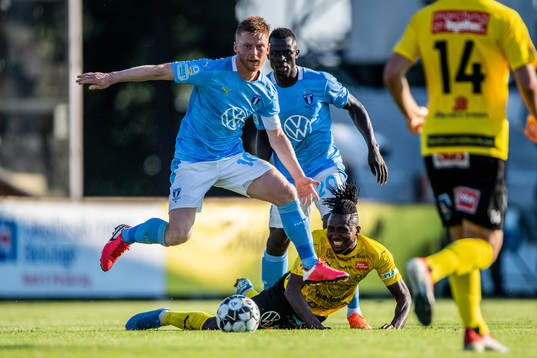 Malmö FFs Anders Bleg Christiansen och Mjällbys Mamudo
