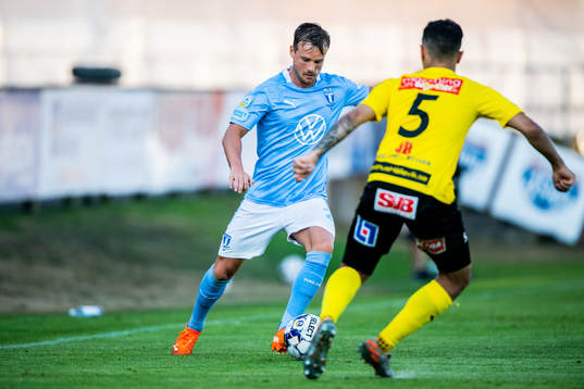 Malmö FFs Eric Larsson och Mjällbys Mohanad Jeahze