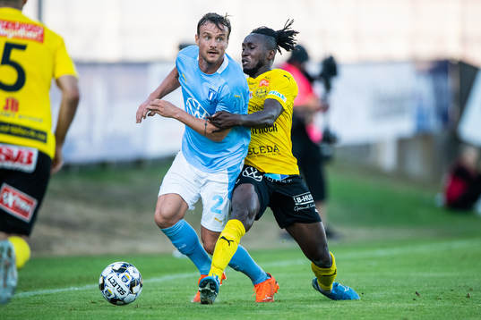 Malmö FFs Eric Larsson och Mjällbys Mamudo Moro