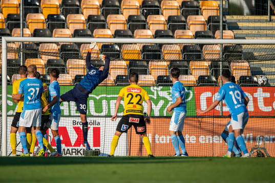 Malmö FFs målvakt Marko Johansson släpper in 2-1 av