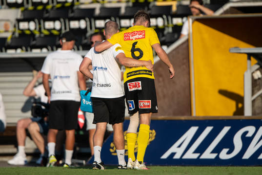Mjällbys Eric Björkander lämnar planen skadad