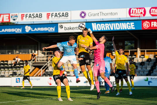 Mjällbys målvakt Carl-Johan Eriksson och Jesper Löfgren