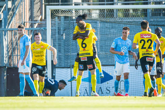 Mjällbys Mamudo Moro  jublar med Eric Björkander