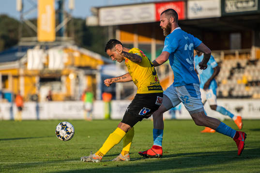 Mjällbys Mohanad Jeahze  och Malmö FFs Jo Inge Berget