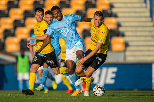 Malmö FFs Amin Sarr  och Mjällbys Jesper Löfgren