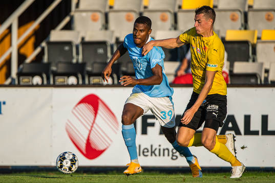 Malmö FFs Amin Sarr  och Mjällbys Jesper Löfgren