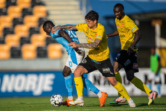 Malmö FFs Bonke Innocent  och Mjällbys David Batanero