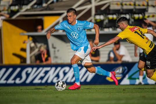 Malmö FFs Jonas Knudsen  och Mjällbys Besard Sabovic