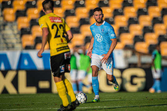Malmö FFs Erdal Rakip  och Mjällbys Jesper Gustavsson