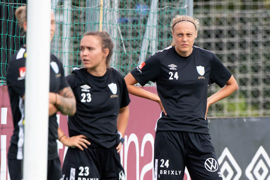 Göteborgs Elma Junttila Nelhage innan fotbollsmatchen i