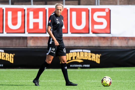 Göteborgs Elma Junttila Nelhage innan fotbollsmatchen i