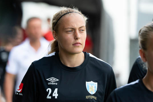 Göteborgs Elma Junttila Nelhage innan fotbollsmatchen i