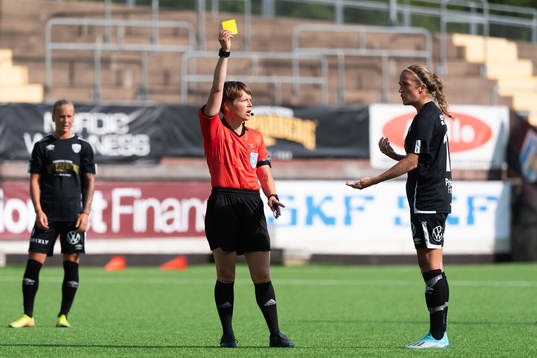 Domare Sara Wiinikka delar ut ett gult kort till Göteborgs