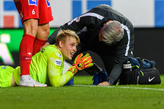 IFK Norrköpings målvakt Isak Pettersson får vård