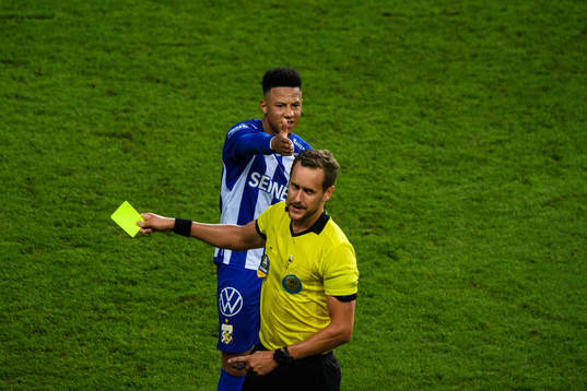 IFK Göteborgs Tobias Sana tilldelas en varning av domare