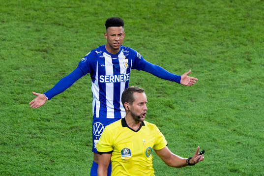 IFK Göteborgs Tobias Sana reagerar mot domaren