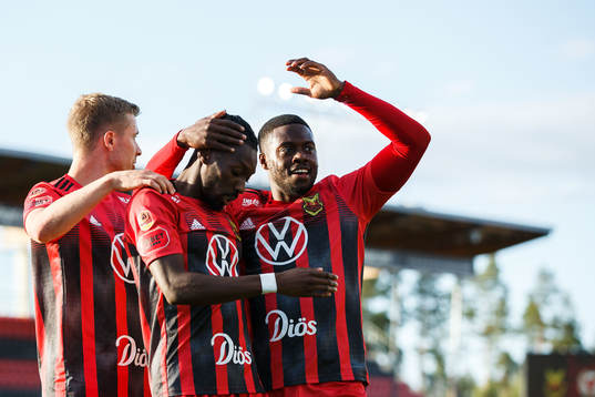 Östersunds Blair Turgott jublar med Ludvig Fritzson och