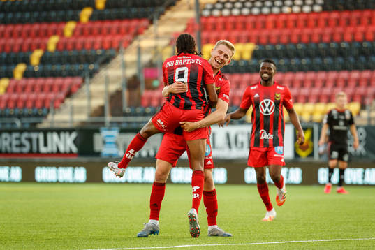 Östersunds Francis Jon-Baptiste jublar med Ludvig Fritzson