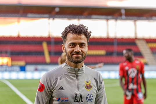 Östersunds assisterande tränare Amir Azrafshan jublar