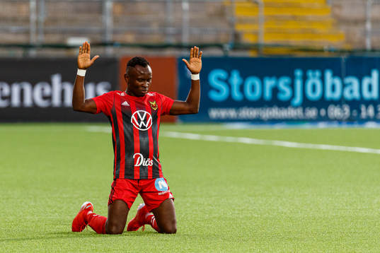 Östersunds Sam Mensiro jublar