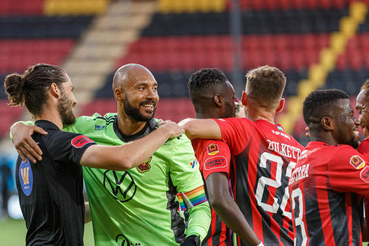 Östersunds målvakt Aly Keita jublar med Alex Purver