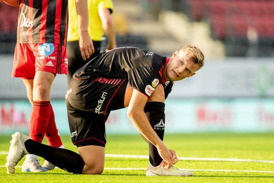 Kalmars Svante Ingelsson knyter skon
