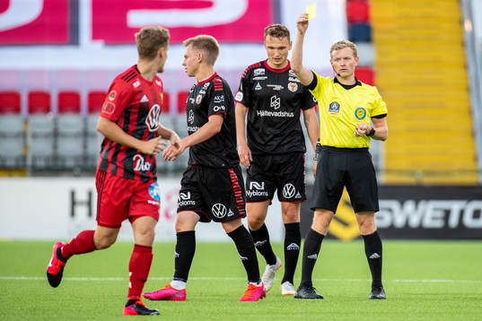 Domare Fredrik Klitte visar ett gult kort till Kalmars Isak