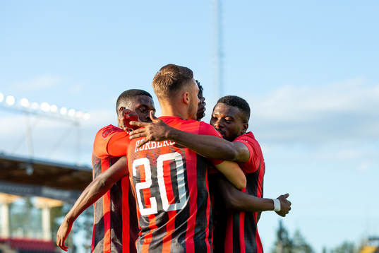 Östersunds Blair Turgott klappas om av medspelares