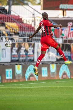 Östersunds Ronald Mukiibiunder fotbollsmatchen i