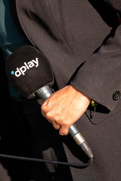 En mikrofon med Dplay loggan