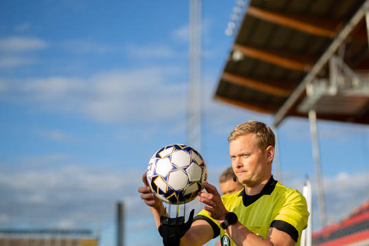 Domare Fredrik Klitte med matchbollen