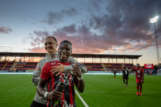 Östersunds tränare Pero Kapcevic klappar om Kalpi