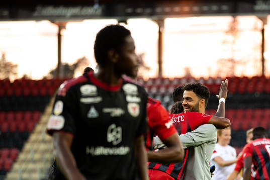 Östersunds assisterande tränare Amir Azrafshan jublar med