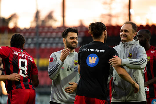 Östersunds assisterande tränare Amir Azrafshanjublar med