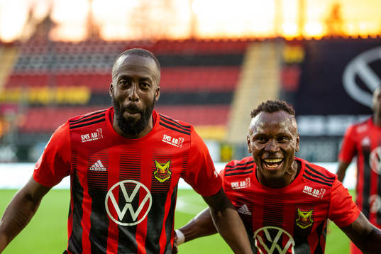 Östersunds Ronald Mukiibi och Sam Mensiro jublar