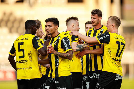 Häckens Alexander Söderlund jublar med lagkamrater