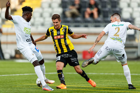 Varbergs Gideon Mensah och Jon Birkfeldt mot Häckens Leo
