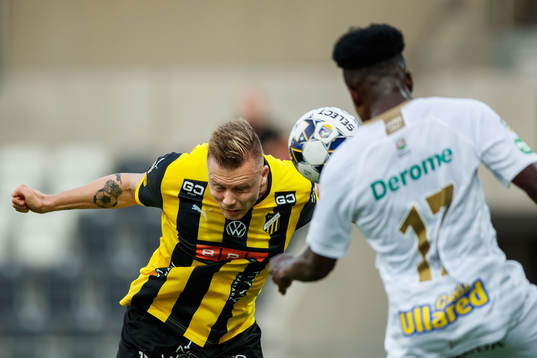 Häckens Alexander Söderlund med en nick som täcks av