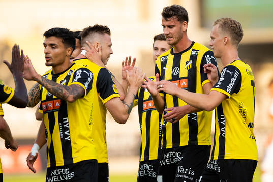 Häckens Alexander Söderlund jublar med lagkamrater