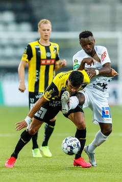 Häckens Ahmed Yasin och Varbergs Monday Samuel