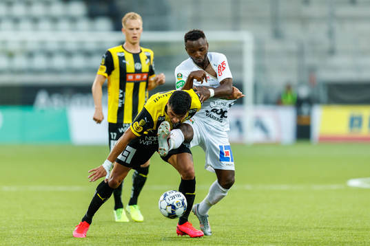 Häckens Ahmed Yasin och Varbergs Monday Samuel