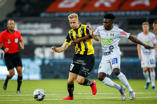 Häckens Jasse Tuominen och Varbergs Gideon Mensah