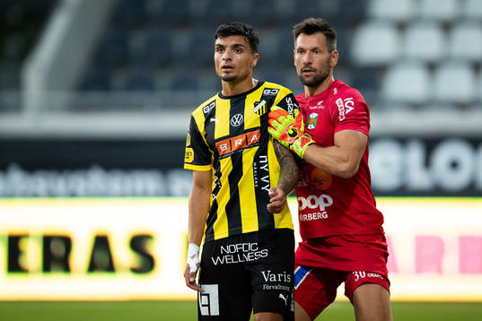 Häckens Ahmed Yasin och Varbergs målvakt Stojan Lukic