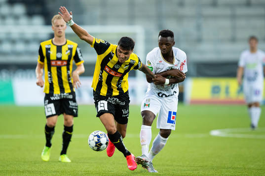 Häckens Ahmed Yasin och Varbergs Monday Samuel